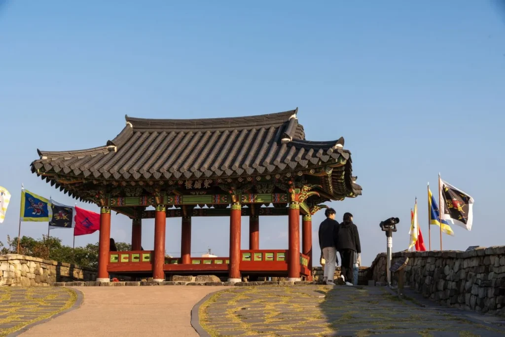통영동피랑마을 친구와 여행 (출처 : 한국관광공사)
